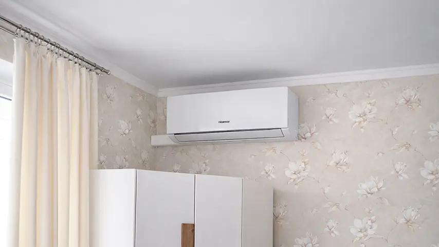 Белый кондиционер Hisense в спальне с цветочными обоями